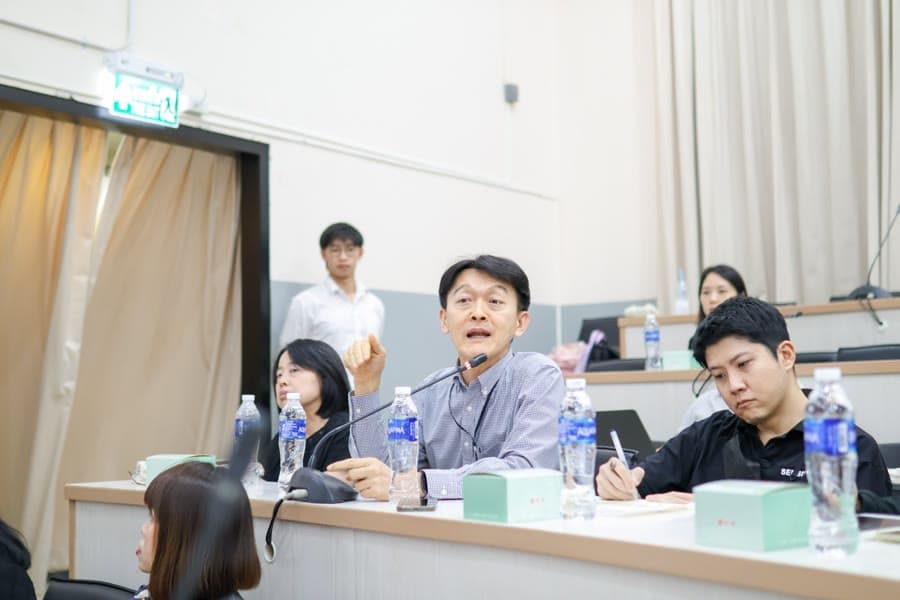 คณบดีในเวที Meet the Dean